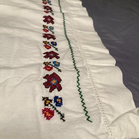 Vintage Hand-Embroidered Pillowcase Set – Floral Basket Design - Picture 3 of 8